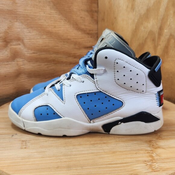 Jordan Boys Air Jordan 6 Retro UNC Sneakers - Picture 4 of 9